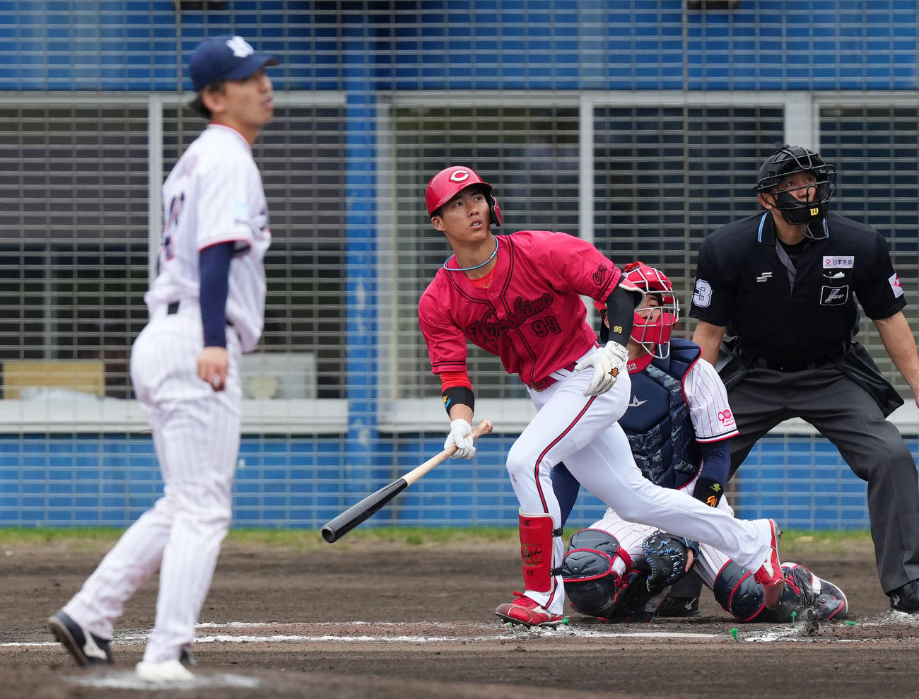 ヤクルト対広島　4回表広島無死、左越え本塁打を放つ二俣。投手金久保（撮影・横山健太）