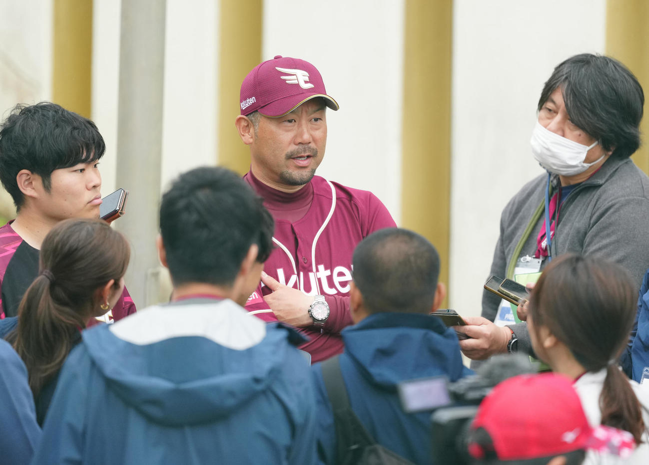 阪神対楽天　試合後、取材に応じる楽天三木監督（中央）（撮影・江口和貴）