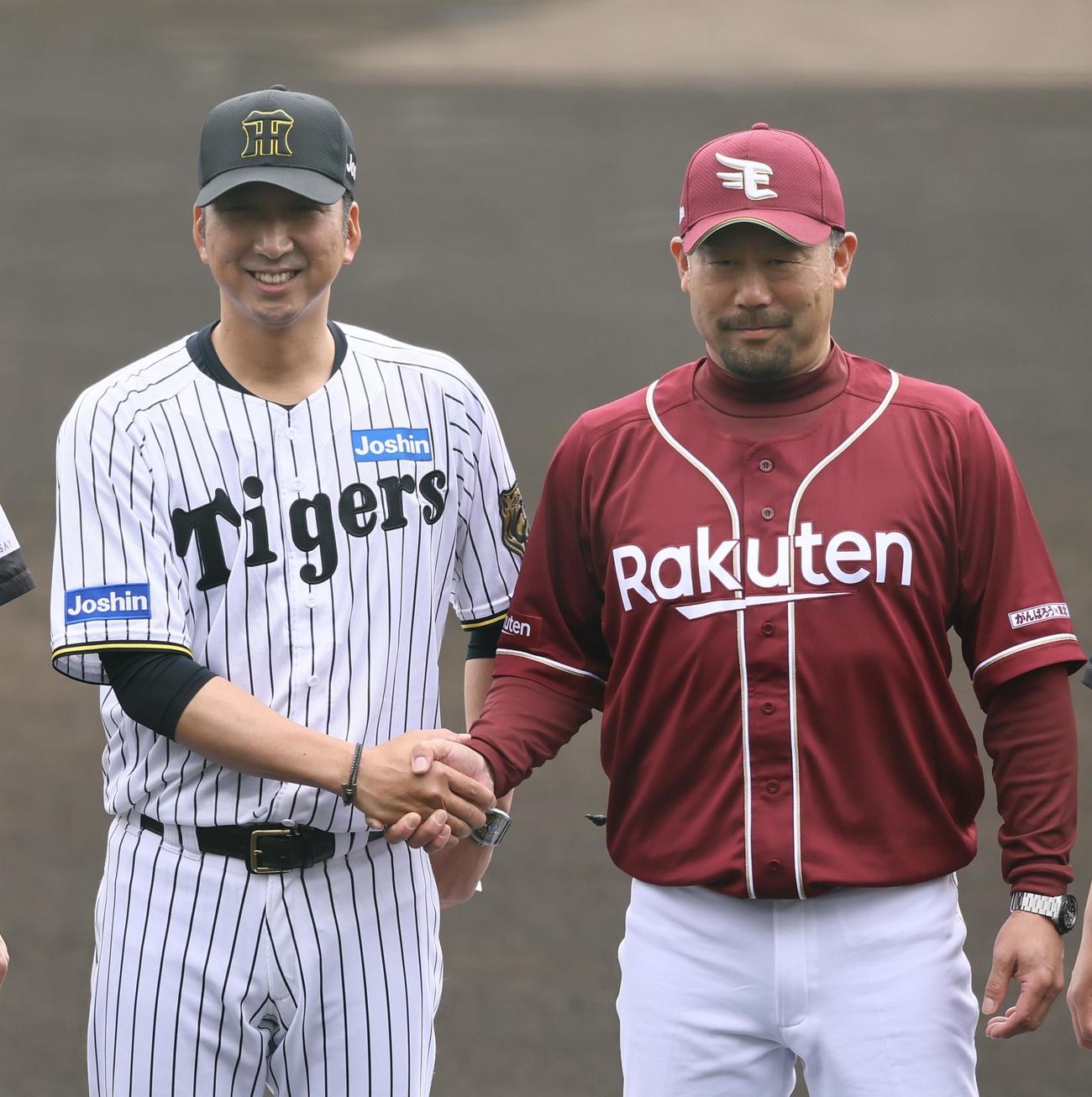 練習試合　阪神対楽天　メンバー表交換で握手を交わす阪神藤川監督（左）と楽天三木監督（撮影・藤尾明華）