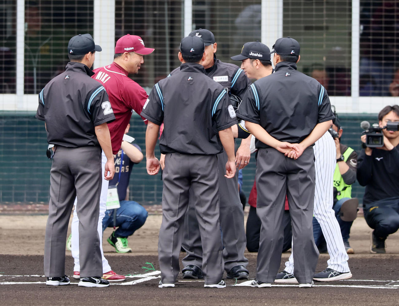 阪神対楽天　メンバー表交換を終え握手する三木監督（左）と藤川監督（撮影・加藤哉）