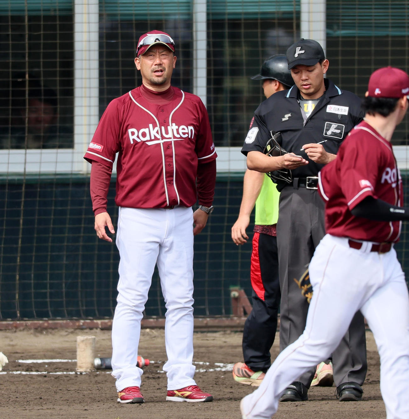 阪神対楽天　4回裏、選手交代を告げる三木監督（撮影・加藤哉）