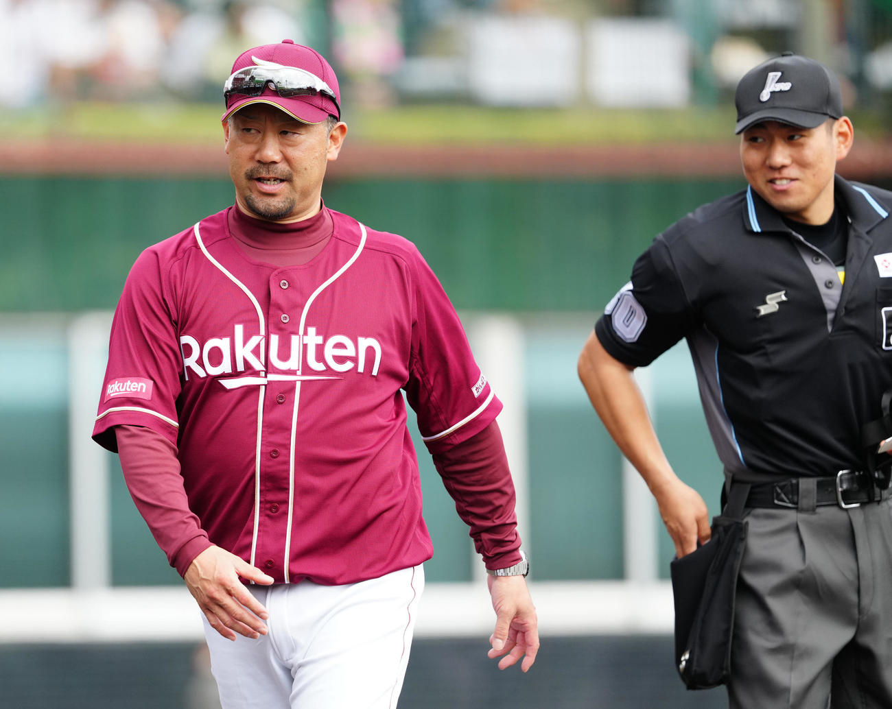 阪神対楽天　7回裏開始前、選手交代を告げベンチに引き揚げる楽天三木監督（左）（撮影・江口和貴）