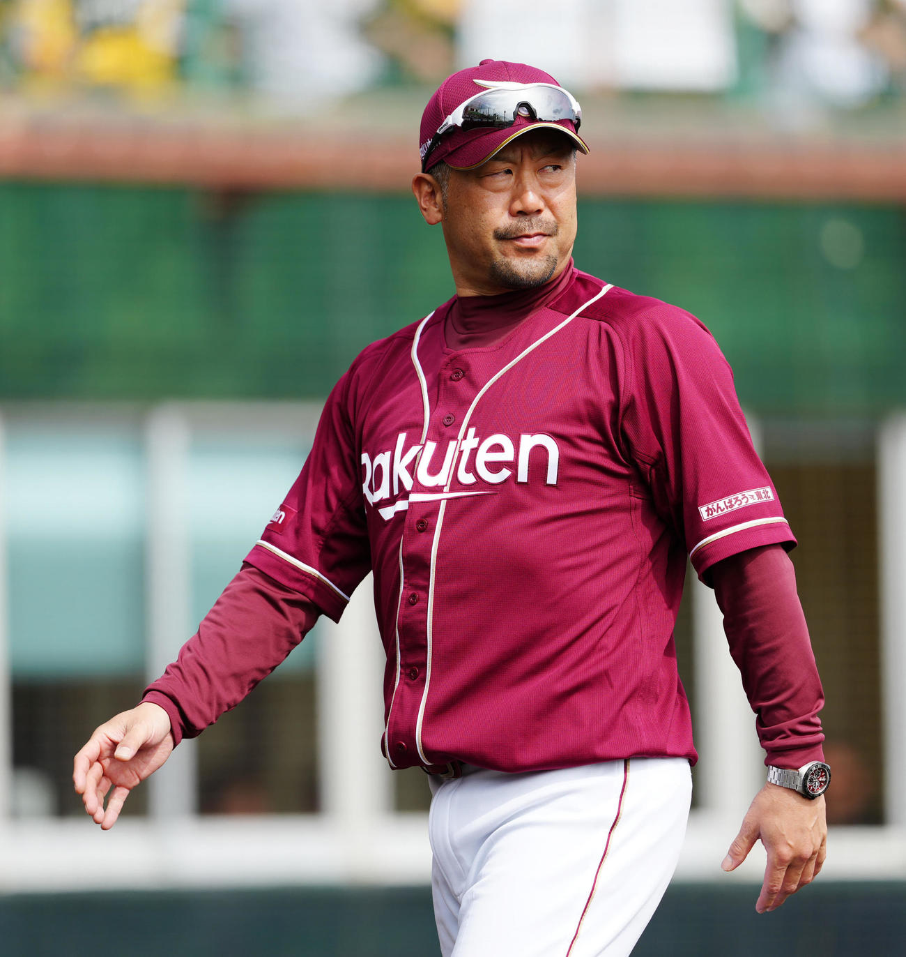 阪神対楽天　4回裏開始前、選手交代を告げベンチに引き揚げる楽天三木監督（撮影・江口和貴）
