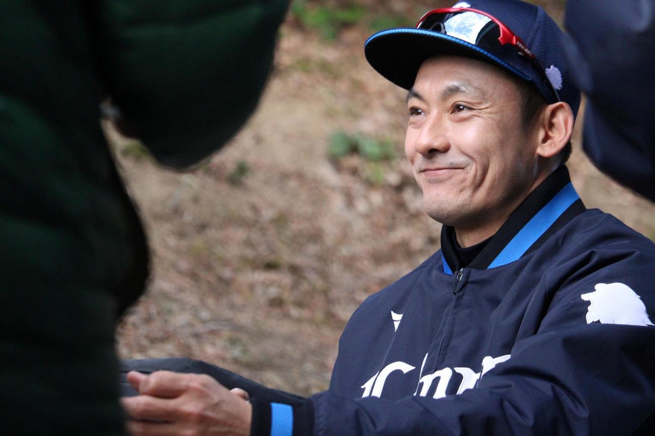 春野キャンプで練習後に即席サイン会を行う西武栗山（撮影・金子真仁）