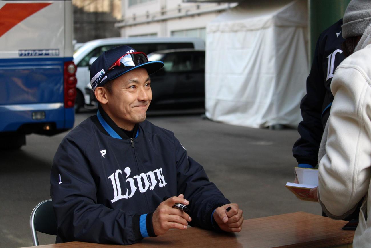 春野キャンプで練習後に即席サイン会を行う西武栗山（撮影・金子真仁）