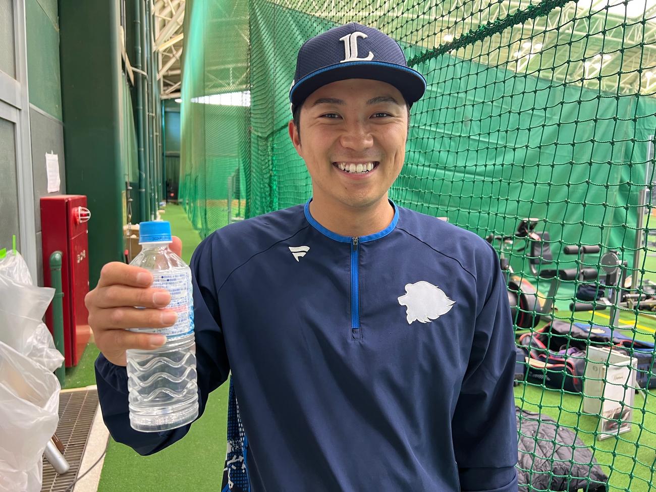 春野キャンプの西武投手陣ペットボトル委員長に就任した糸川（撮影・金子真仁）