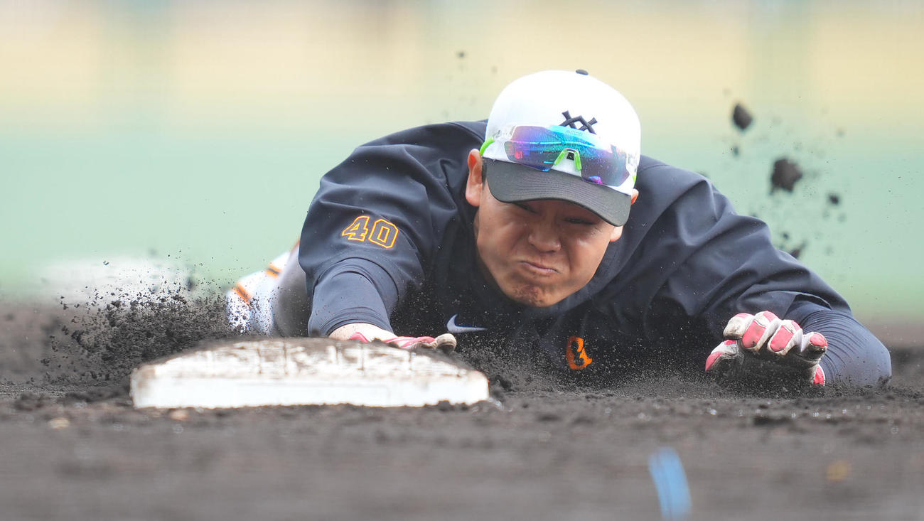 塁に飛び込む巨人中山（撮影・垰建太）