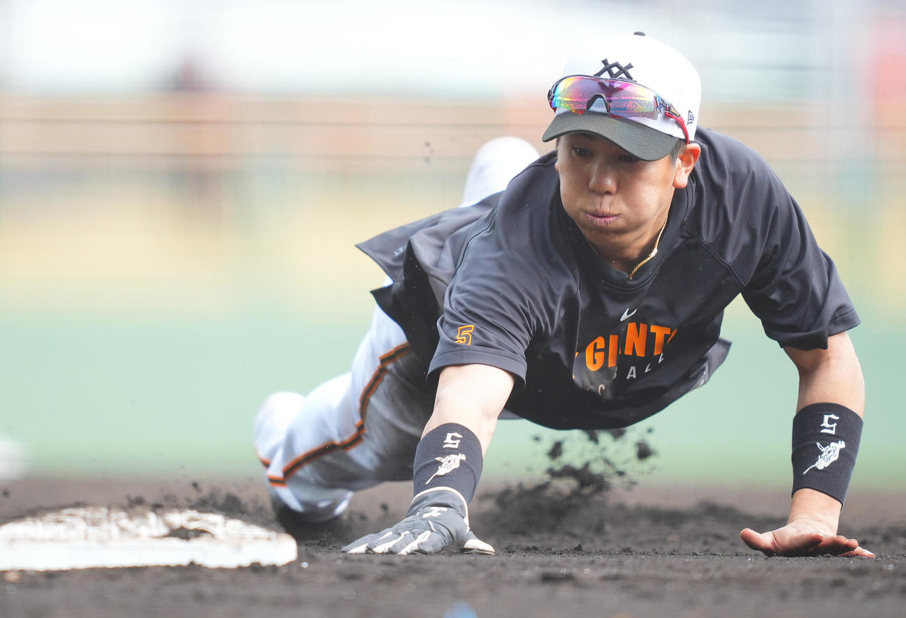 塁に飛び込む巨人門脇（撮影・垰建太）