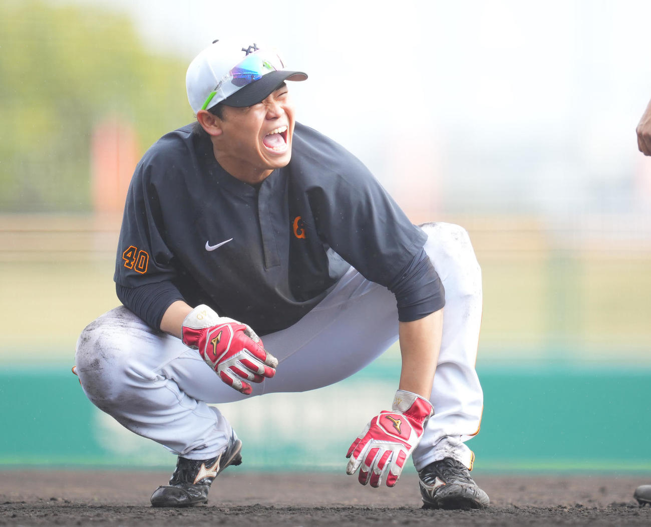 走塁練習で笑顔を見せる巨人中山（撮影・垰建太）