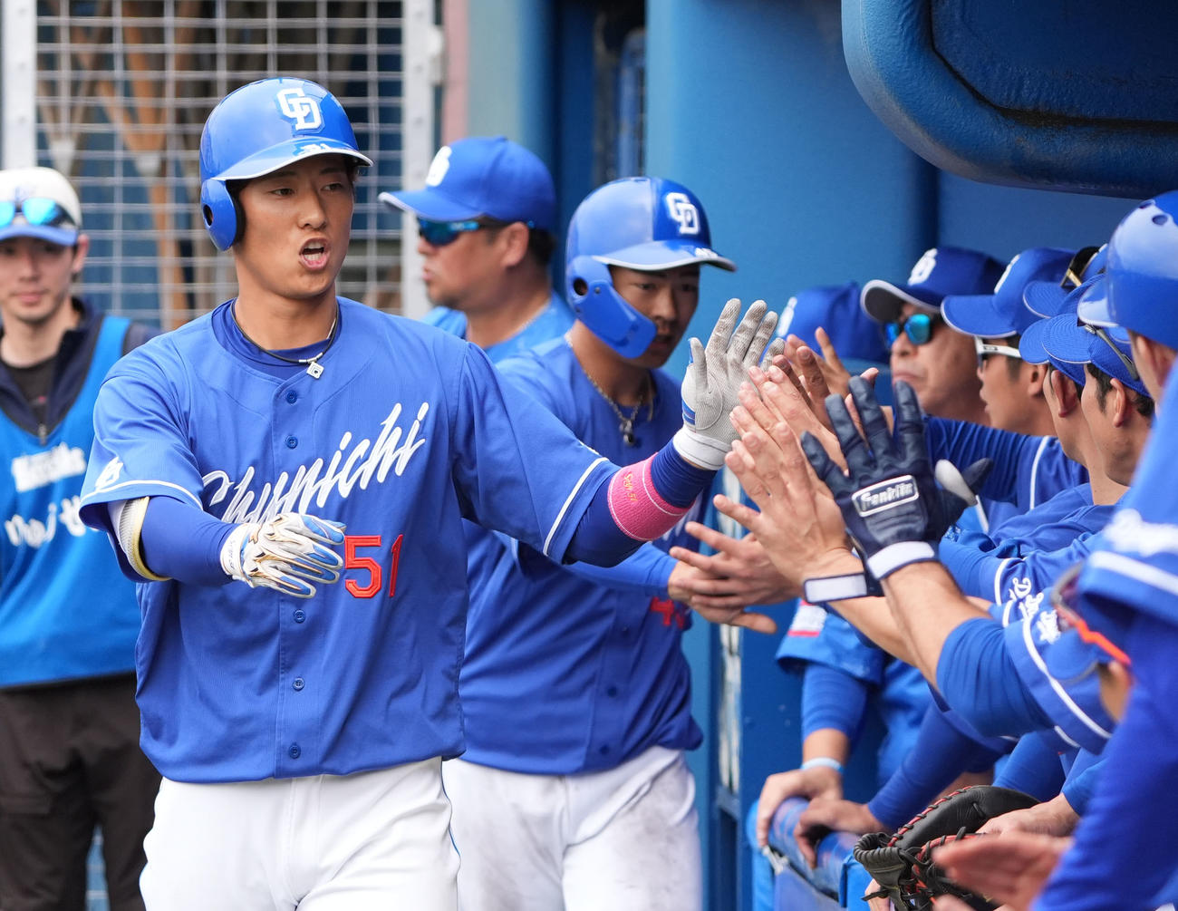 DeNA対中日　1回表中日無死一塁、右越え2点本塁打を放ちタッチを交わす上林（左）（撮影・森本幸一）