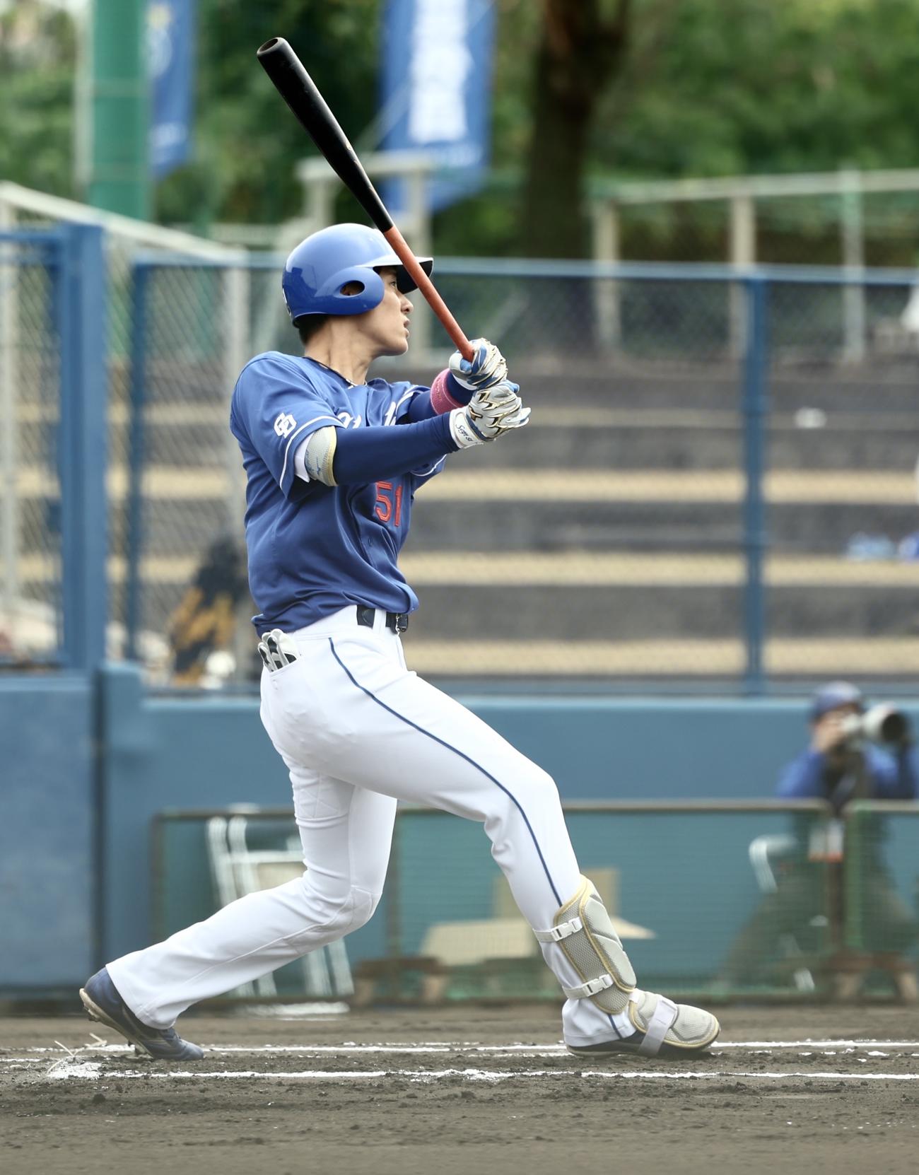 DeNA対中日　1回表中日無死一塁、右越え先制2点本塁打を放つ上林（撮影・河田真司）