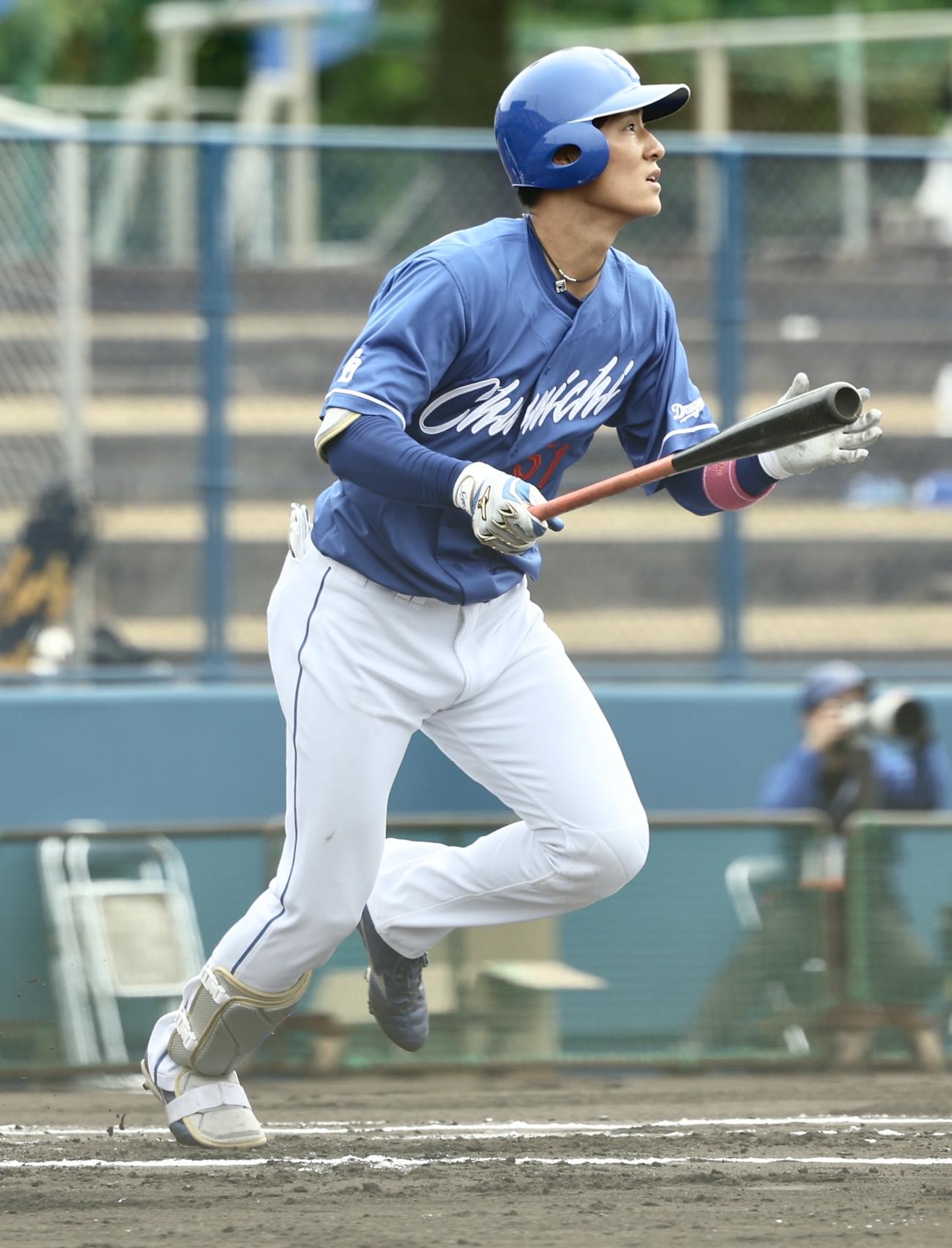 DeNA対中日　1回表中日無死一塁、右越え先制2点本塁打を放つ上林（撮影・河田真司）