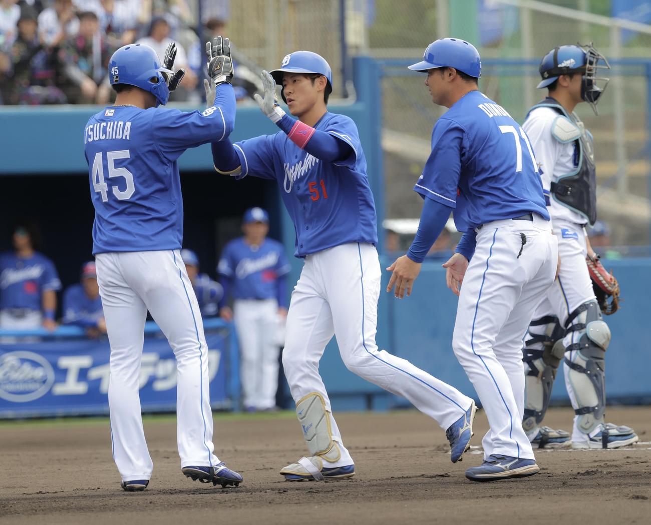 DeNA対中日　1回表中日無死一塁、右越え先制2点本塁打を放ち生還する上林（中央）（撮影・河田真司）