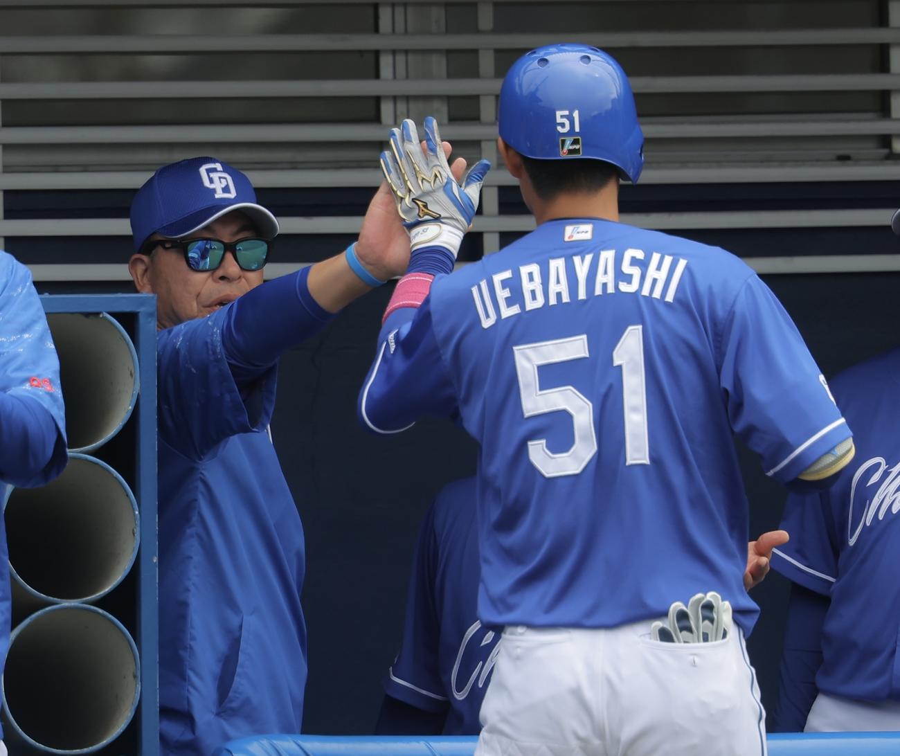 DeNA対中日　1回表中日無死一塁、右越え先制2点本塁打で生還する上林（右）を迎える井上監督（撮影・河田真司）