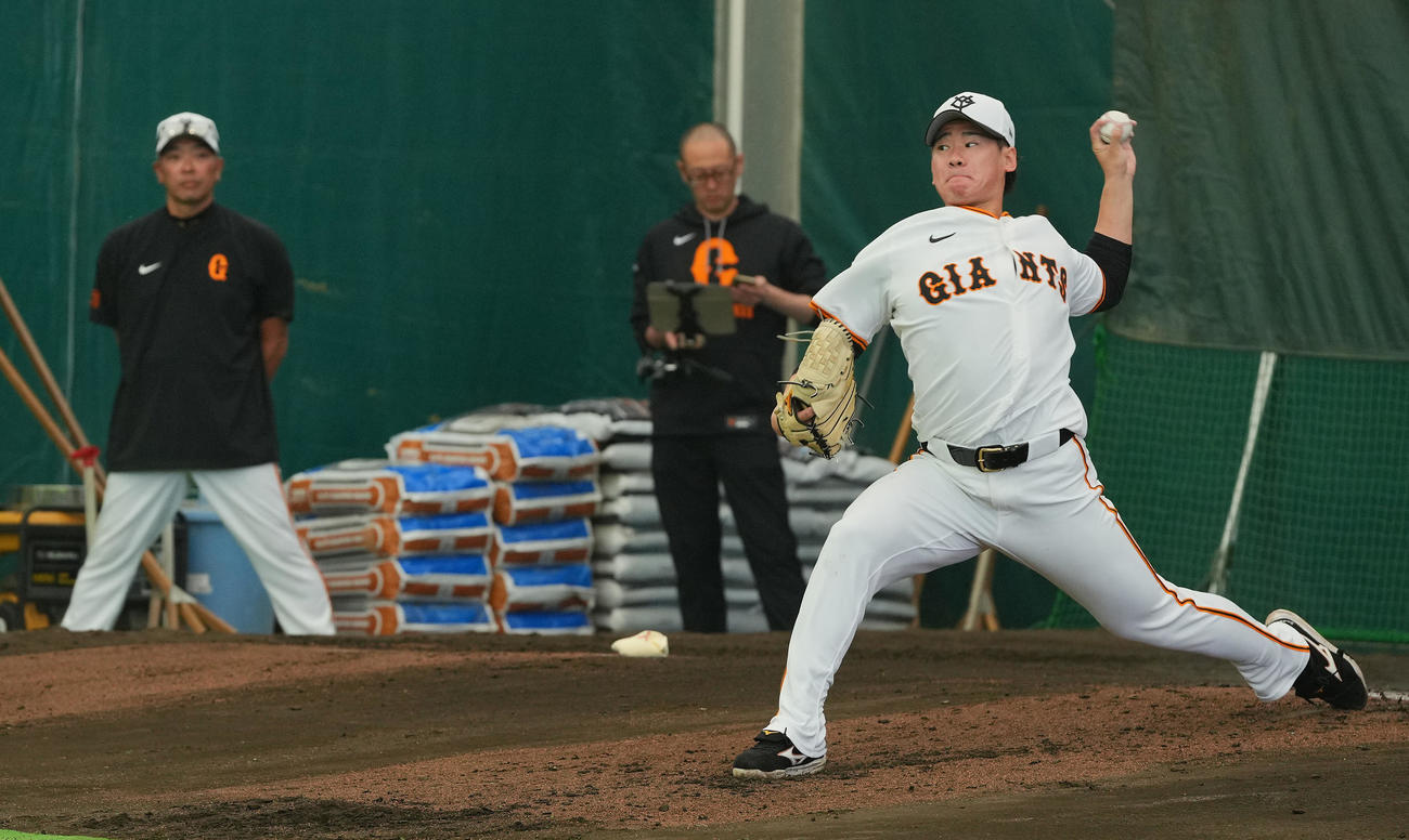 ブルペンで巨人阿部監督（左）が見つめる前で力投する井上（撮影・垰建太）