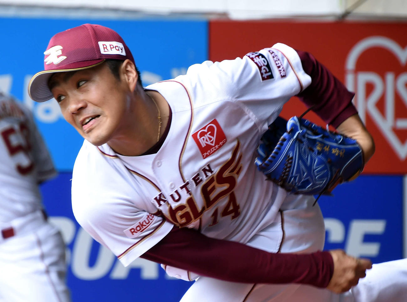 ブルペンで投げ込む楽天則本（撮影・山田愛斗）