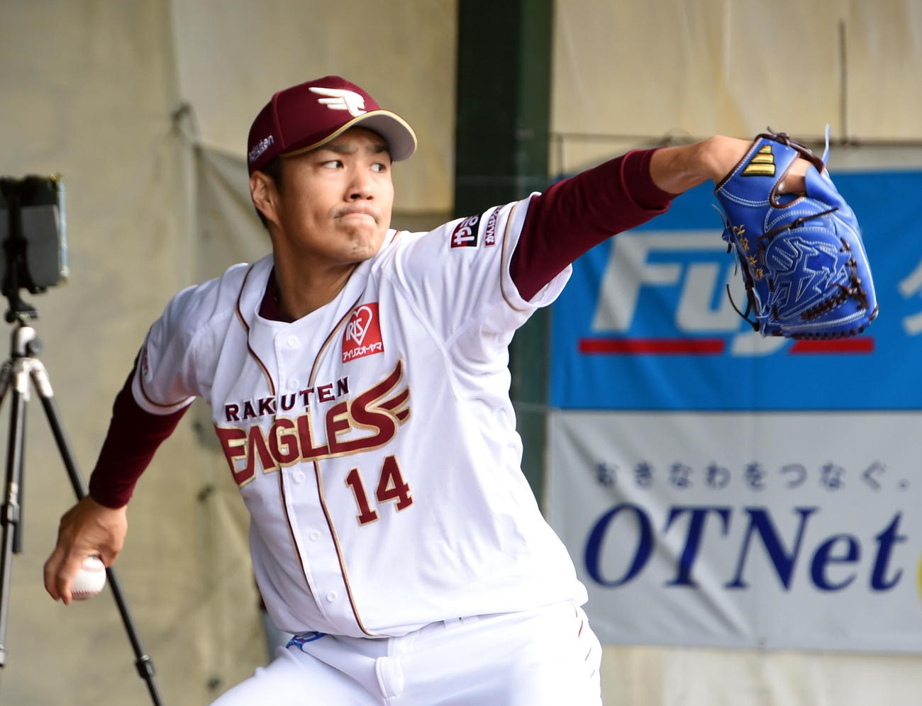 ブルペンで投げ込む楽天則本（撮影・山田愛斗）