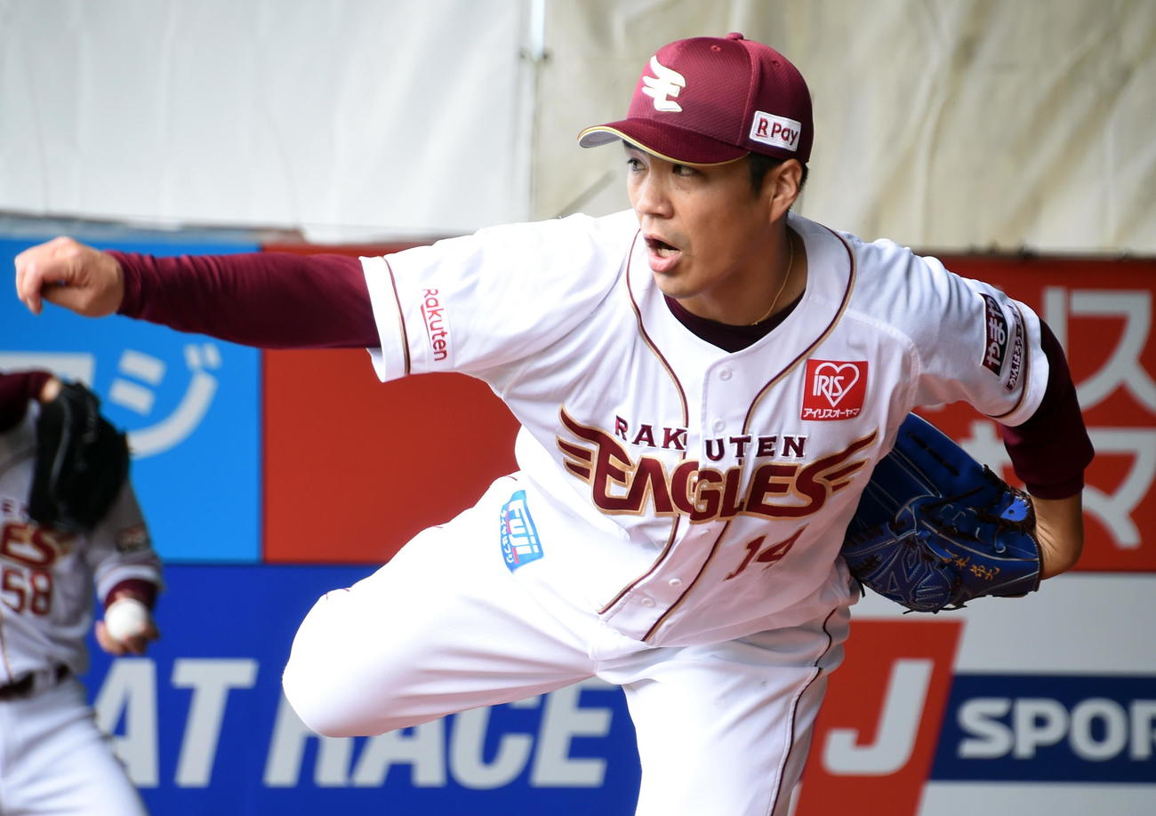 ブルペンで投げ込む楽天則本（撮影・山田愛斗）