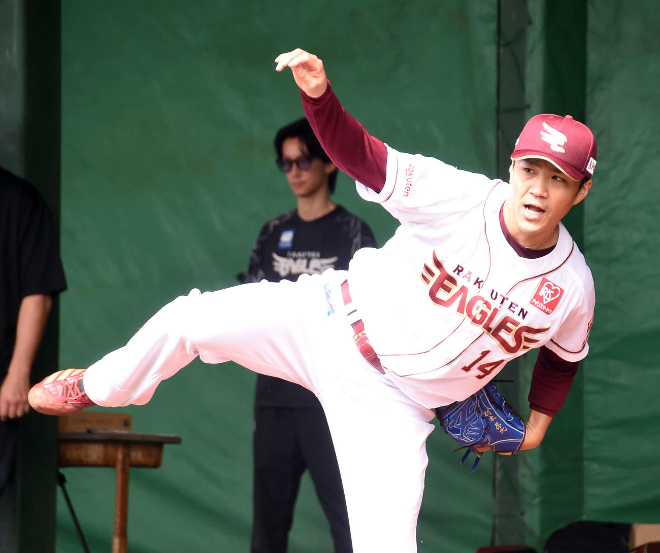 ブルペンで投げ込む楽天則本（撮影・山田愛斗）