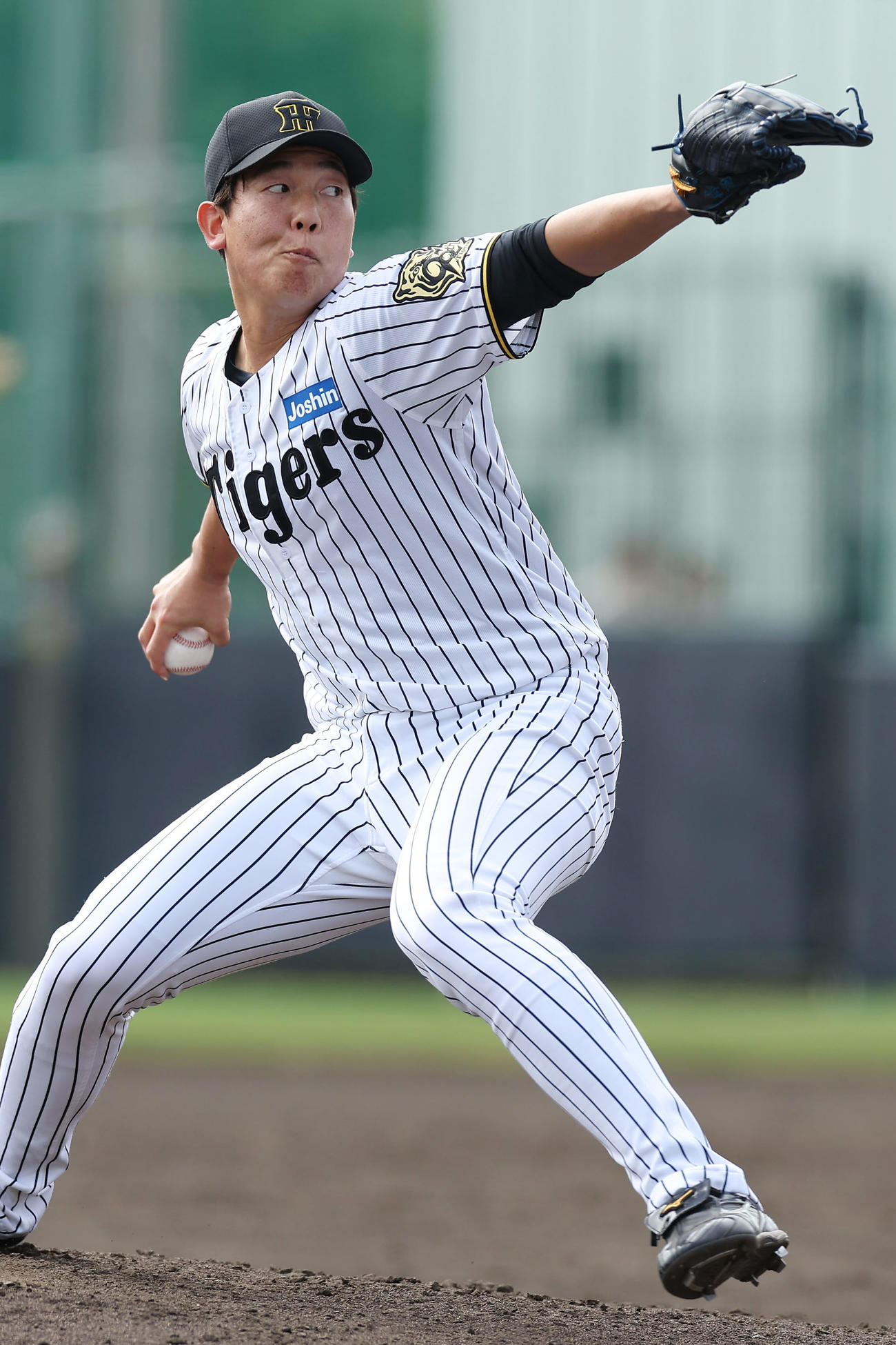 阪神対楽天　力投する阪神3番手の畠（撮影・前田充）