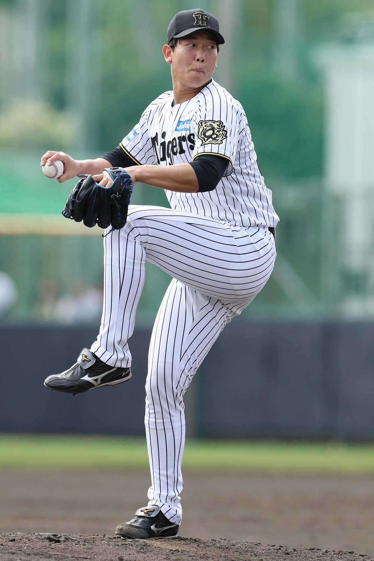 阪神対楽天　力投する阪神3番手の畠（撮影・前田充）