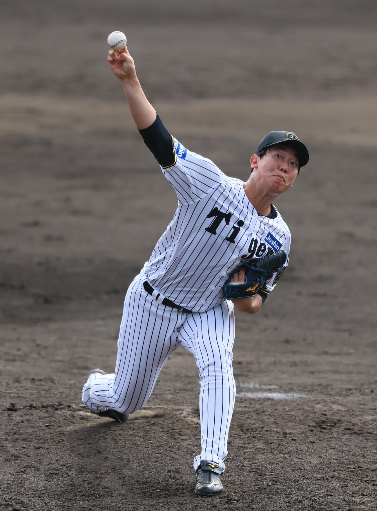 阪神対楽天　5回、3番手で登板した阪神畠（撮影・藤尾明華）