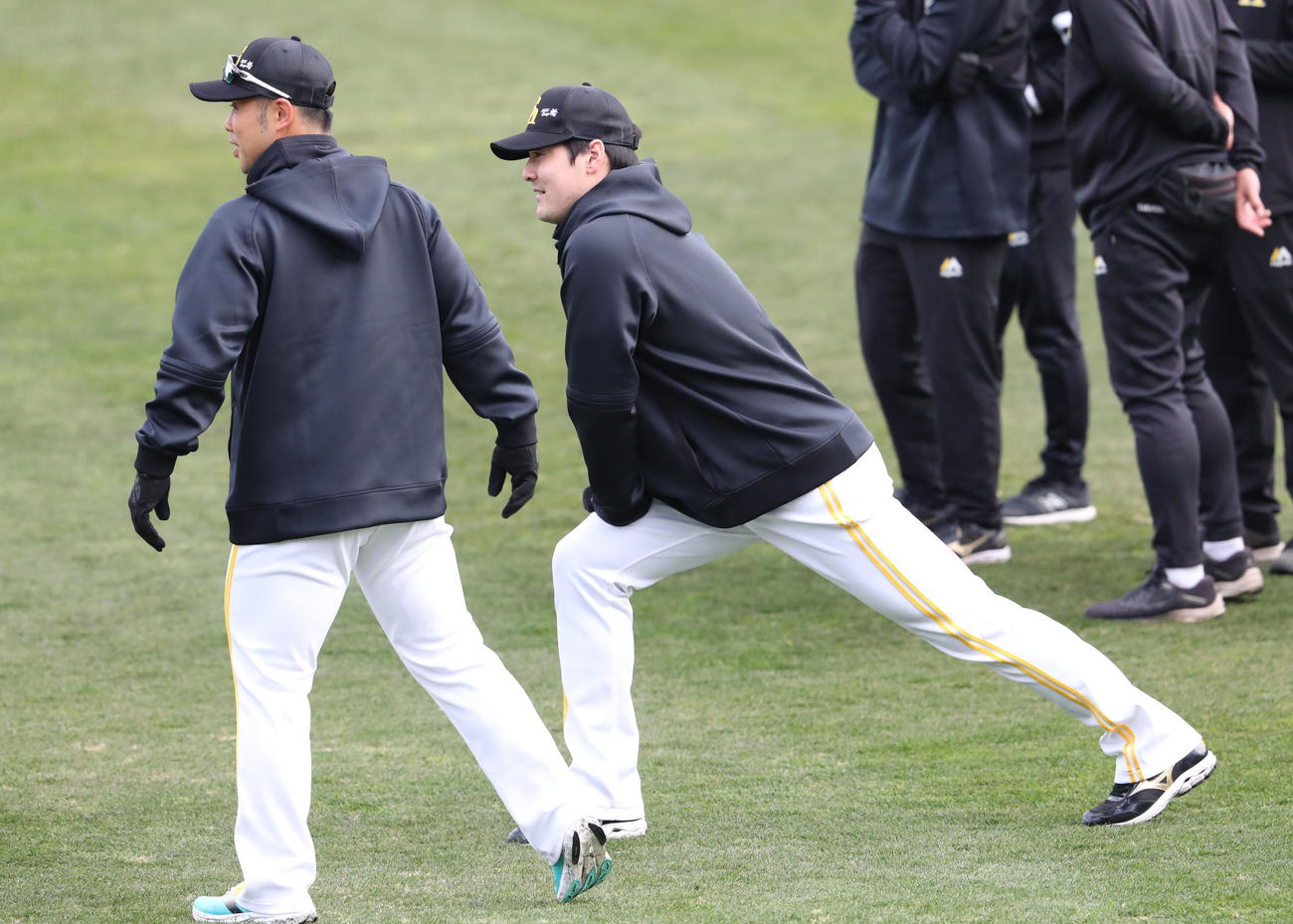 チームに合流した有原と近藤（撮影・梅根麻紀）