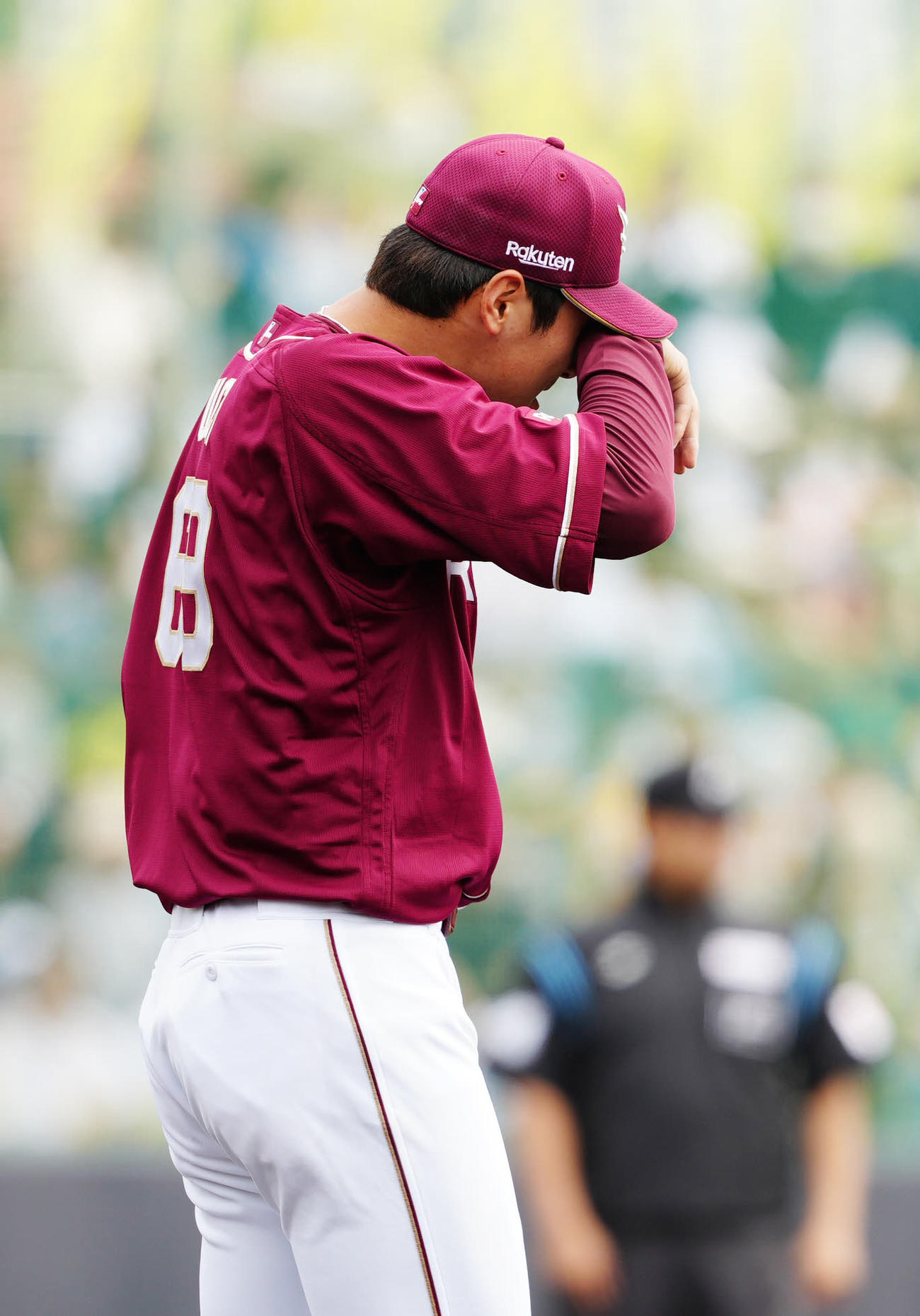阪神対楽天　1回裏阪神1死二、三塁、暴投で先制点を許した内（撮影・江口和貴）