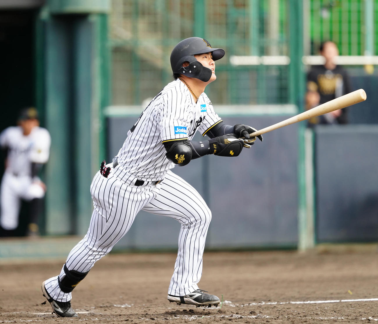阪神対楽天　5回裏阪神2死一、二塁、3点本塁打を放つ前川（撮影・江口和貴）