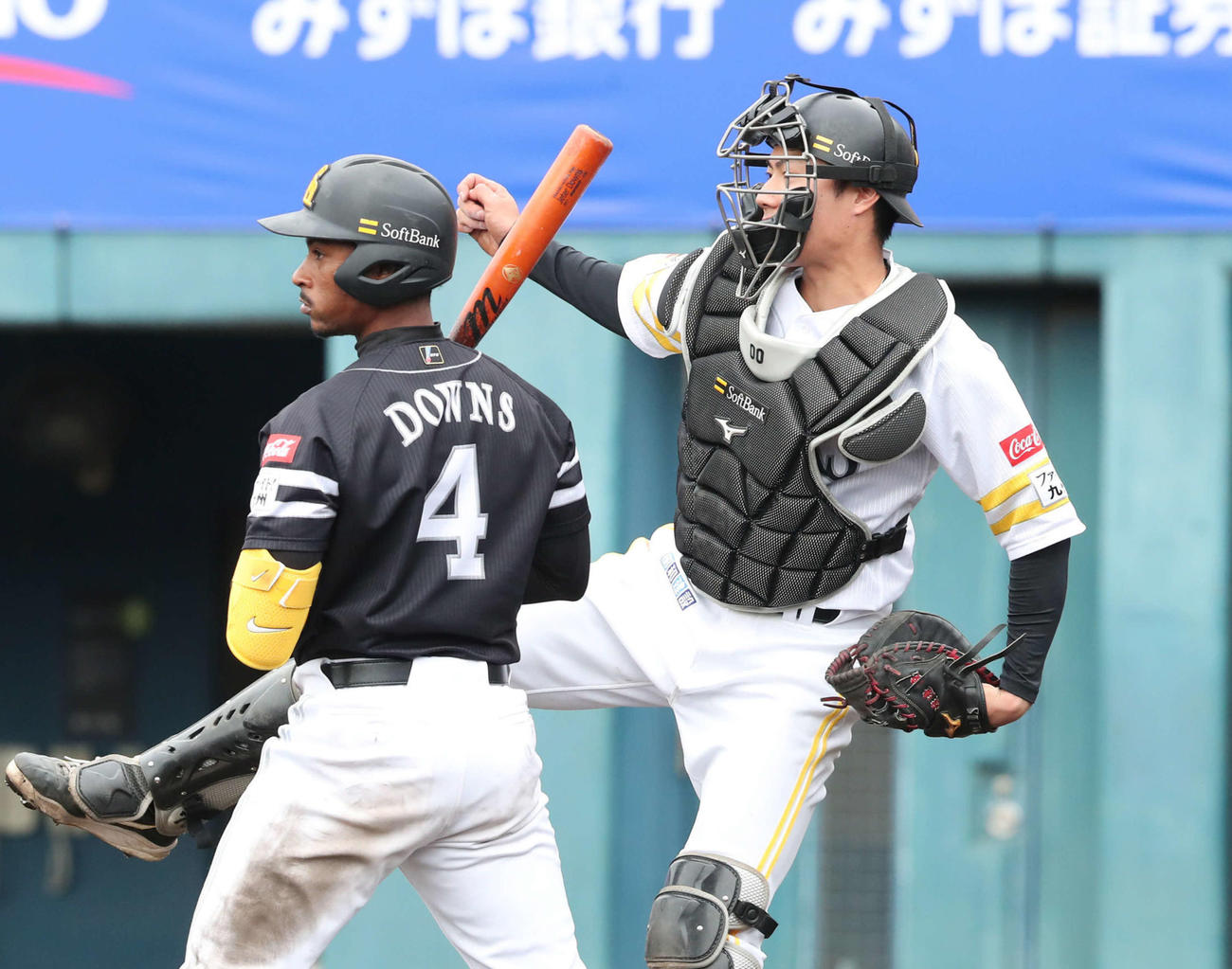 紅白戦　5回表紅組1死一塁、打者ダウンズの時、川村の二盗に送球する渡辺陸（撮影・梅根麻紀）