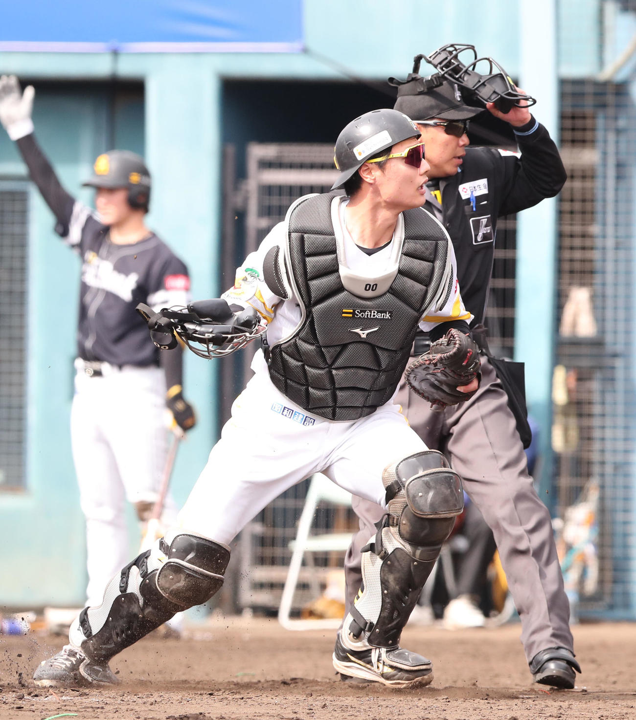 紅白戦　5回表紅1死一塁、打者・井上のとき、後方に逃した球を追いかける渡辺（撮影・梅根麻紀）