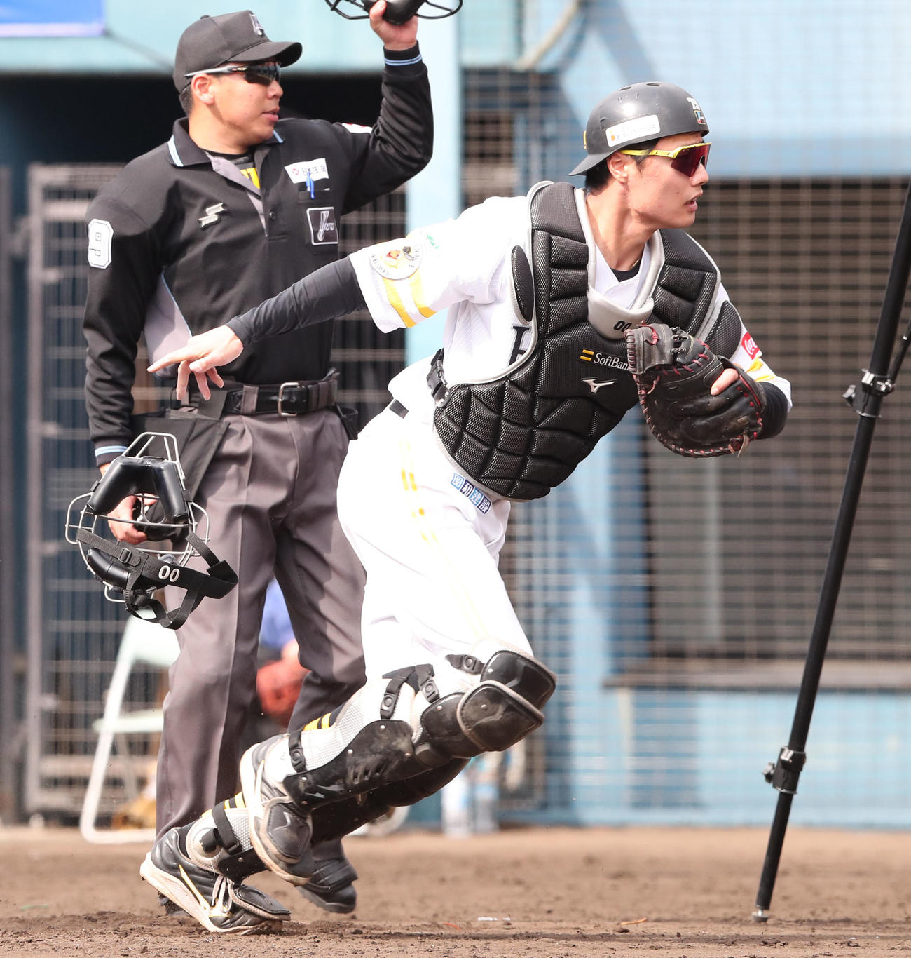 紅白戦　5回表紅1死一塁、打者・井上のとき、後方に逃した球を追いかける渡辺（撮影・梅根麻紀）