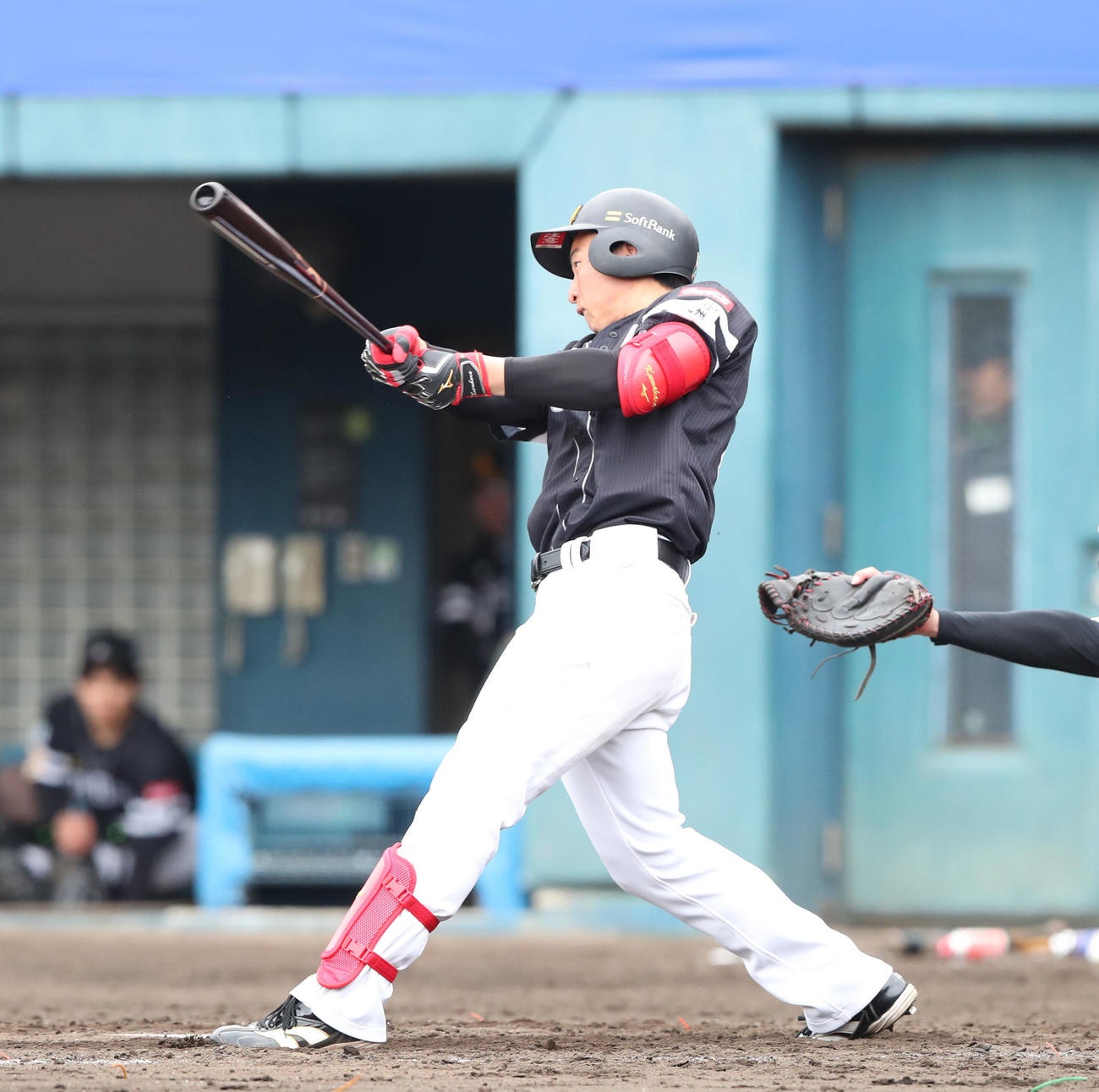 紅白戦　5回表紅1死二、三塁、桑原は右中間に2点適時三塁打を放つ（撮影・梅根麻紀）