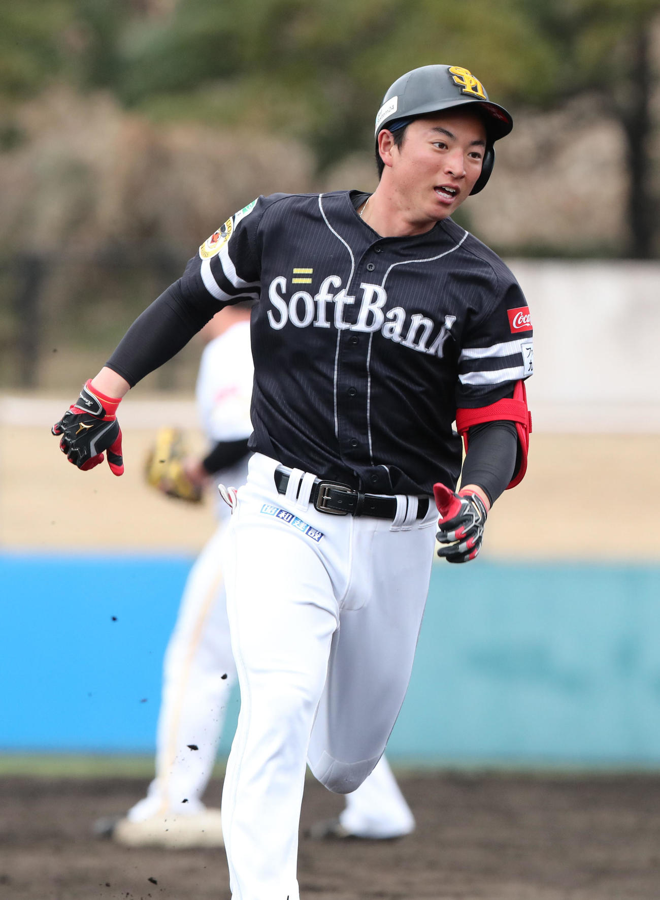 紅白戦　5回表紅1死二、三塁、桑原は右中間に2点適時三塁打を放つ（撮影・梅根麻紀）