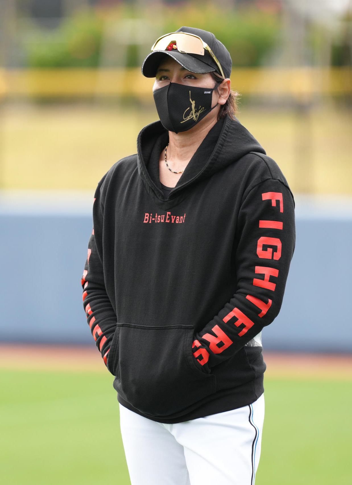 日本ハム紅白戦　紅組対白組　グラウンドから紅白戦を見つめる新庄監督（撮影・足立雅史）