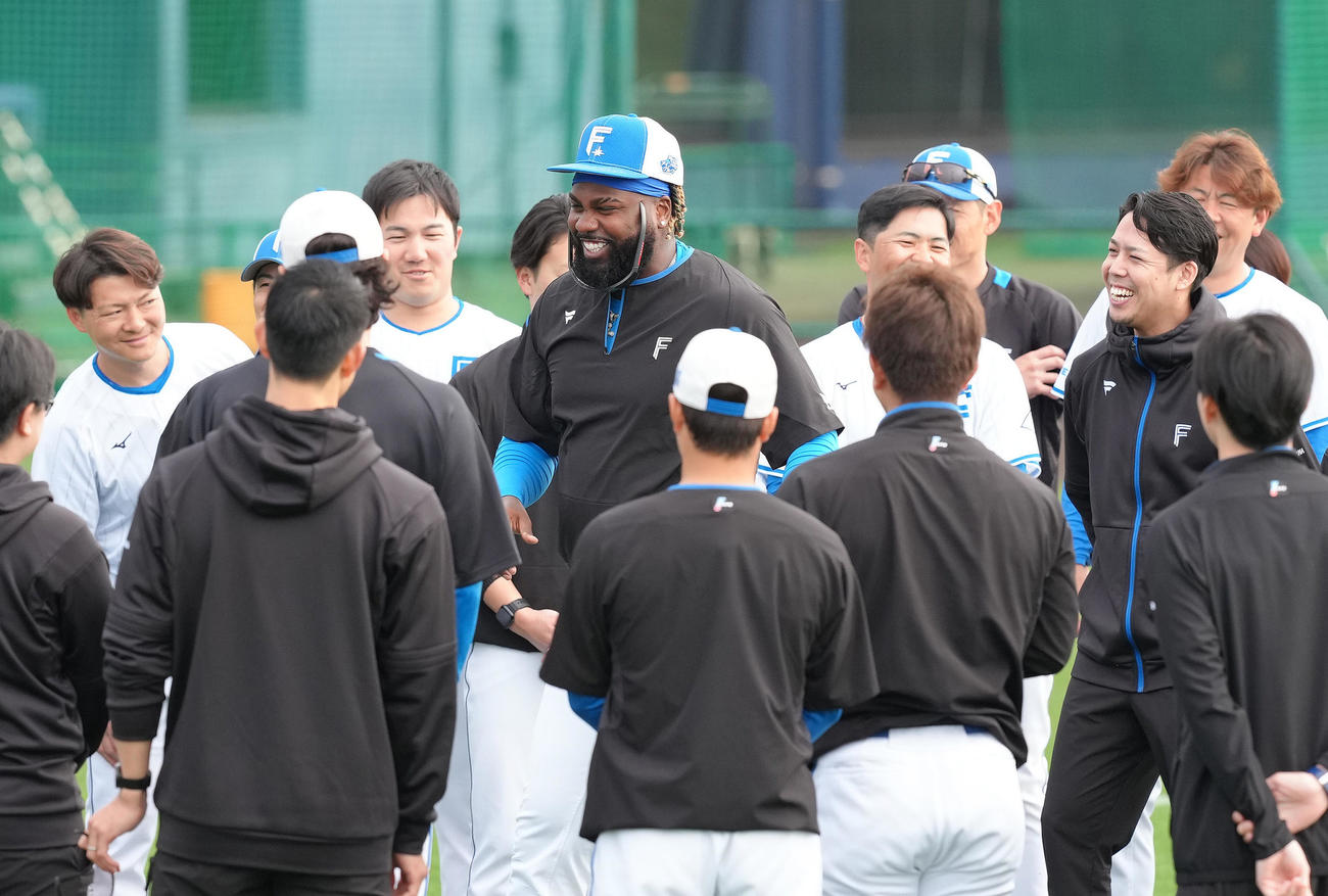 練習に合流し笑顔であいさつする日本ハムのレイエス（中央）（撮影・足立雅史）