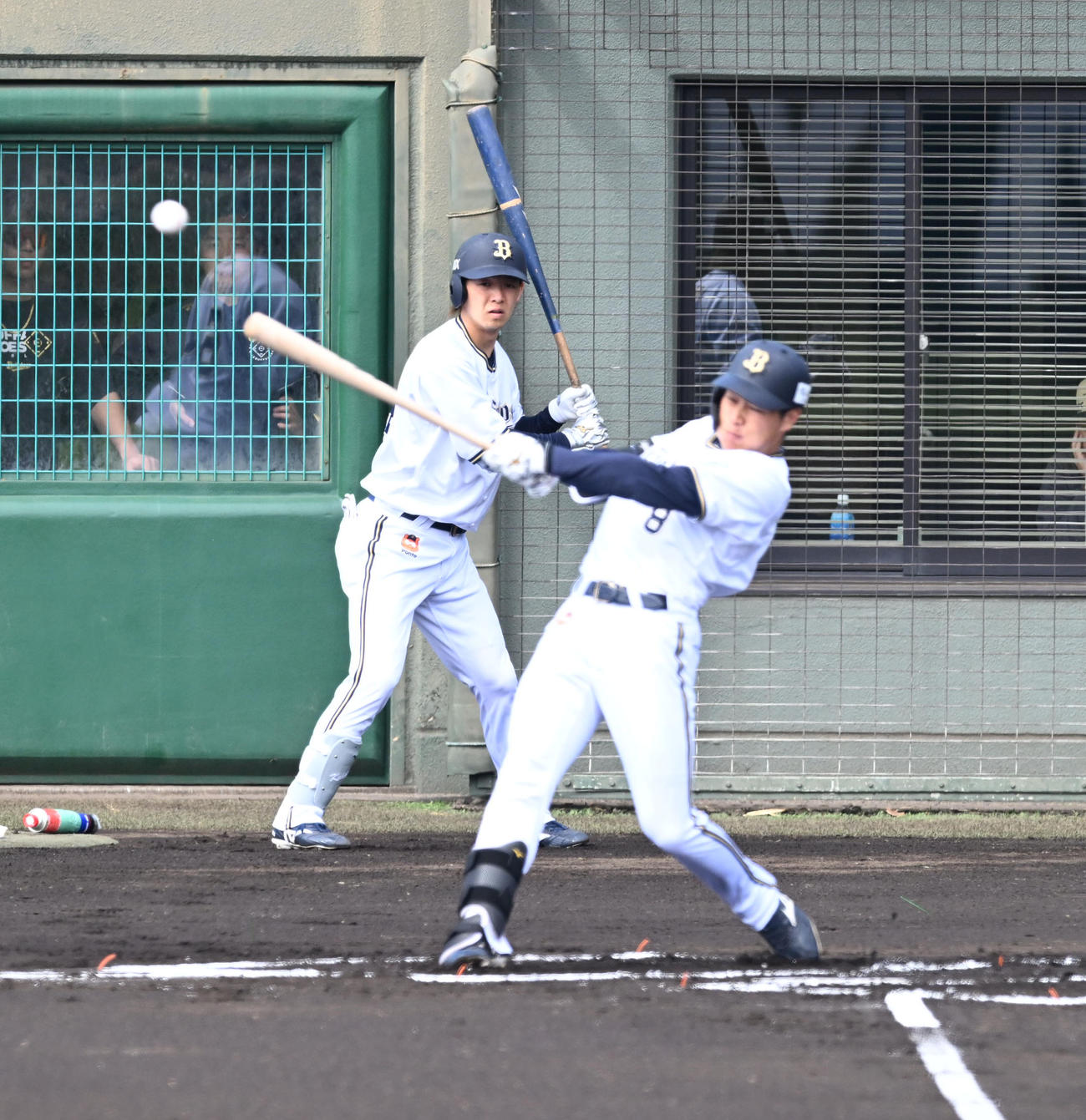1回裏オリックス無死、左前打を放つ麦谷（撮影・和賀正仁）