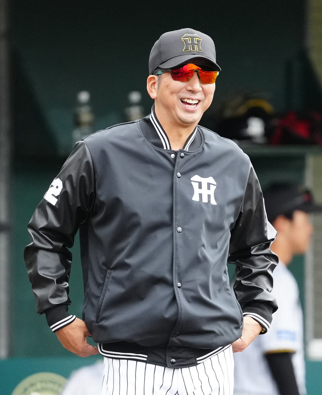 阪神対楽天　9回表開始前、リクエストポーズを見せ、笑顔の阪神藤川監督（撮影・江口和貴）