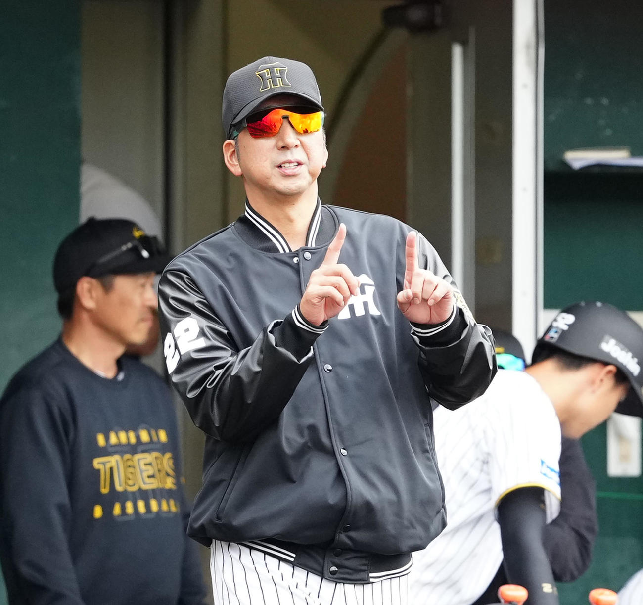 阪神対楽天　9回表開始前、冗談でリクエストポーズを見せる阪神藤川監督（撮影・江口和貴）