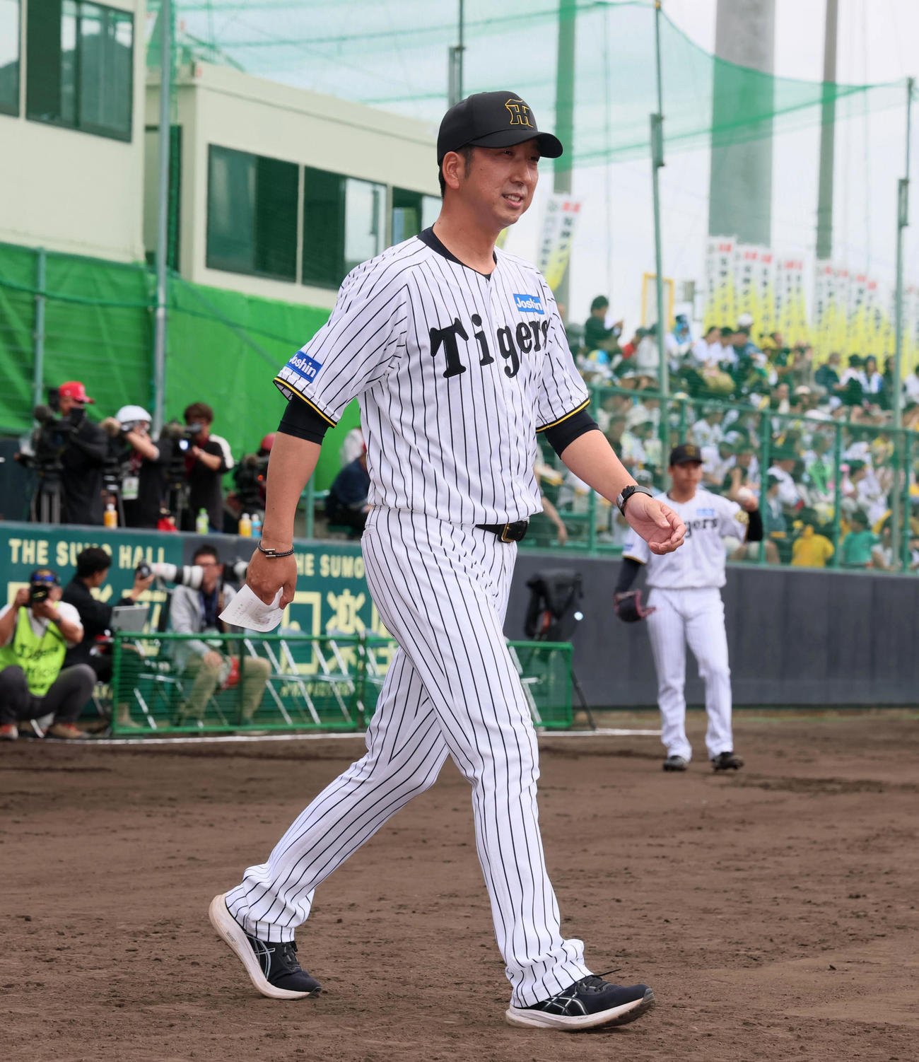 阪神対楽天　試合前、楽天三木監督とメンバー表の交換で本塁付近へ移動する藤川監督