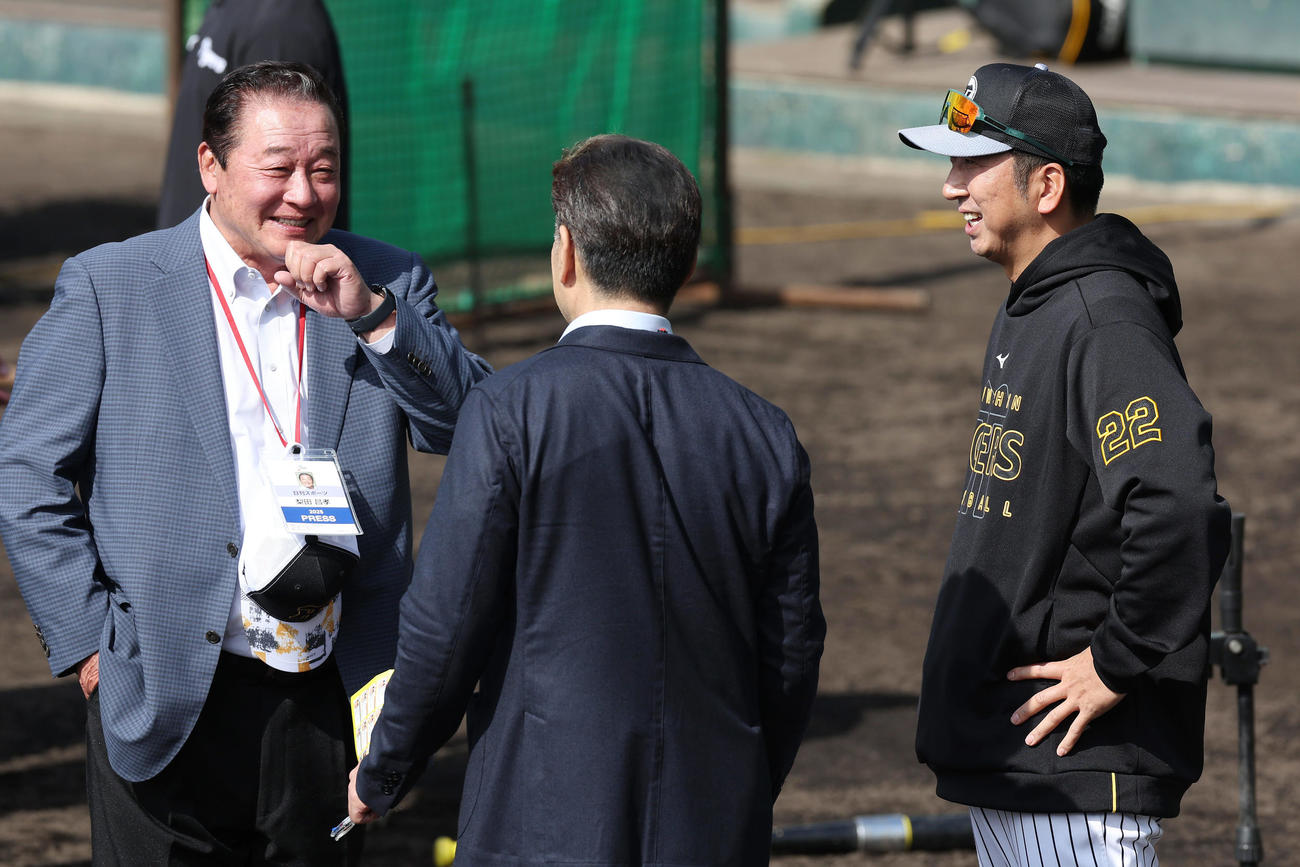 阪神藤川監督（右）と言葉を交わす日刊スポーツ評論家の梨田氏（左）と緒方氏（撮影・前田充）