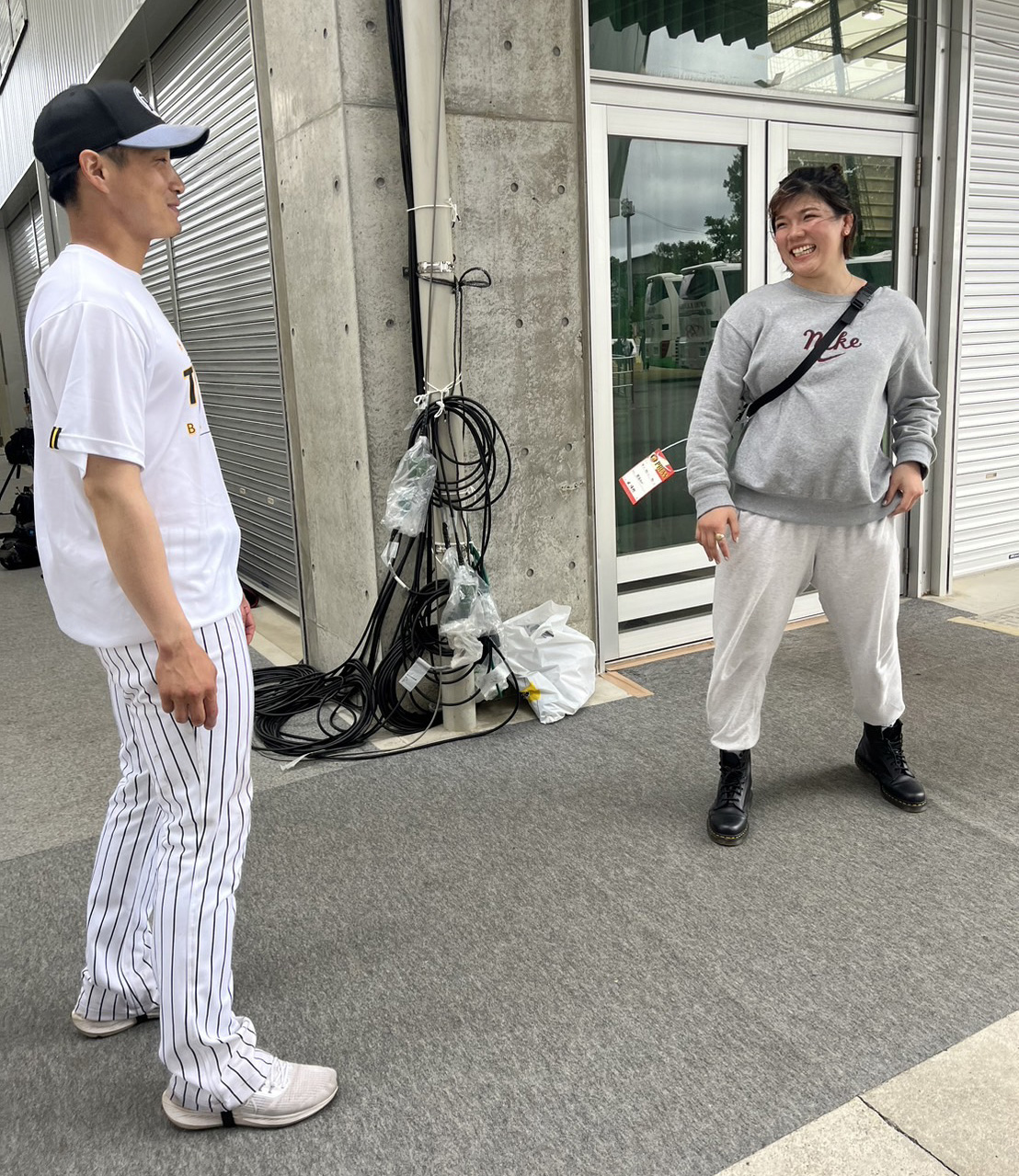 阪神キャンプ地を訪れたレスリング鏡（右）は木浪と対面し、笑顔をみせる