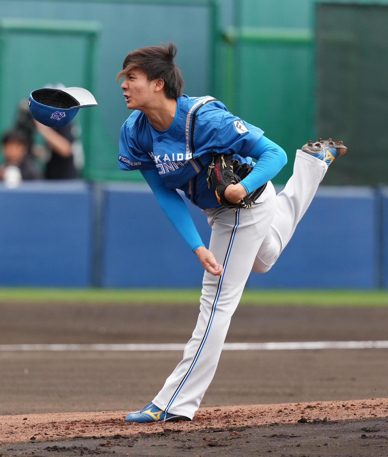 日本ハム紅白戦　紅組対白組　帽子を飛ばしながら力投する紅組の山城（撮影・足立雅史）