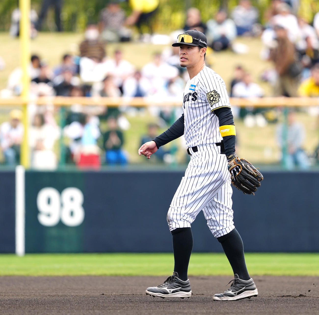 阪神対楽天　1回表楽天1死、中島の打球処理でファンブルした三塁手佐藤輝（撮影・江口和貴）