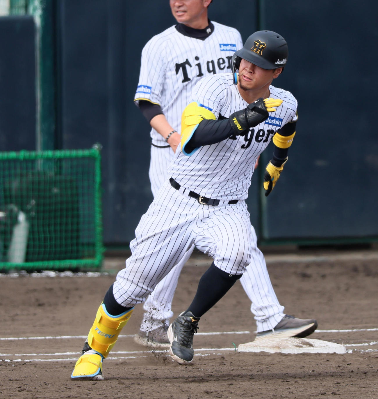 阪神対楽天　3回裏阪神無死、佐藤輝は右へ二塁打を放つ（撮影・加藤哉）