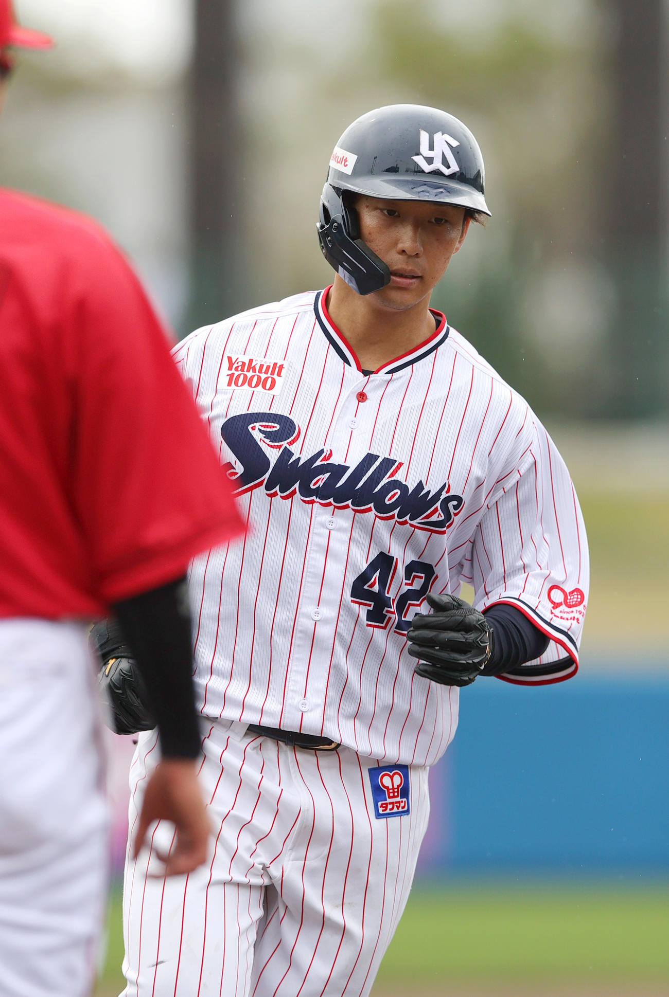 練習試合・ヤクルト対広島　8回裏ヤクルト1死二塁、沢井は右越え2点本塁打を放ちダイヤモンドを1周する（裏撮影・上山淳一）
