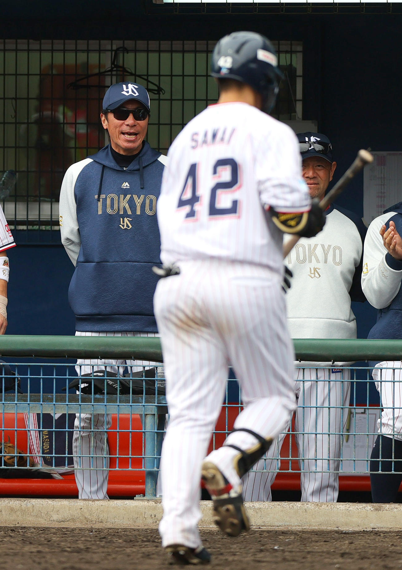 練習試合・ヤクルト対広島　8回裏ヤクルト1死二塁、右越え2点本塁打を放った沢井（手前）を出迎える高津監督（左）（裏撮影・上山淳一）