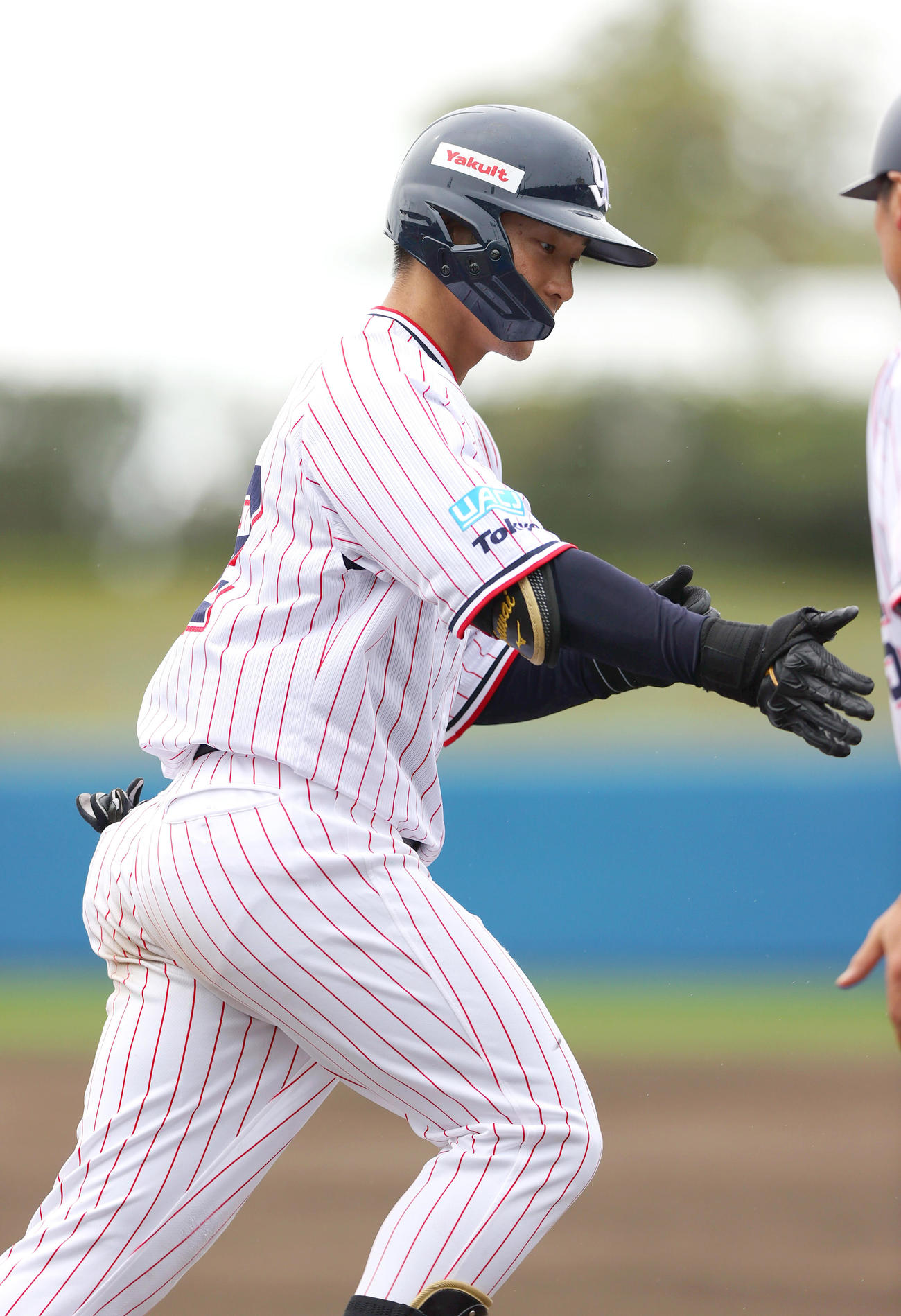 練習試合・ヤクルト対広島　8回裏ヤクルト1死二塁、沢井は右越え2点本塁打を放ちダイヤモンドを1周する（裏撮影・上山淳一）