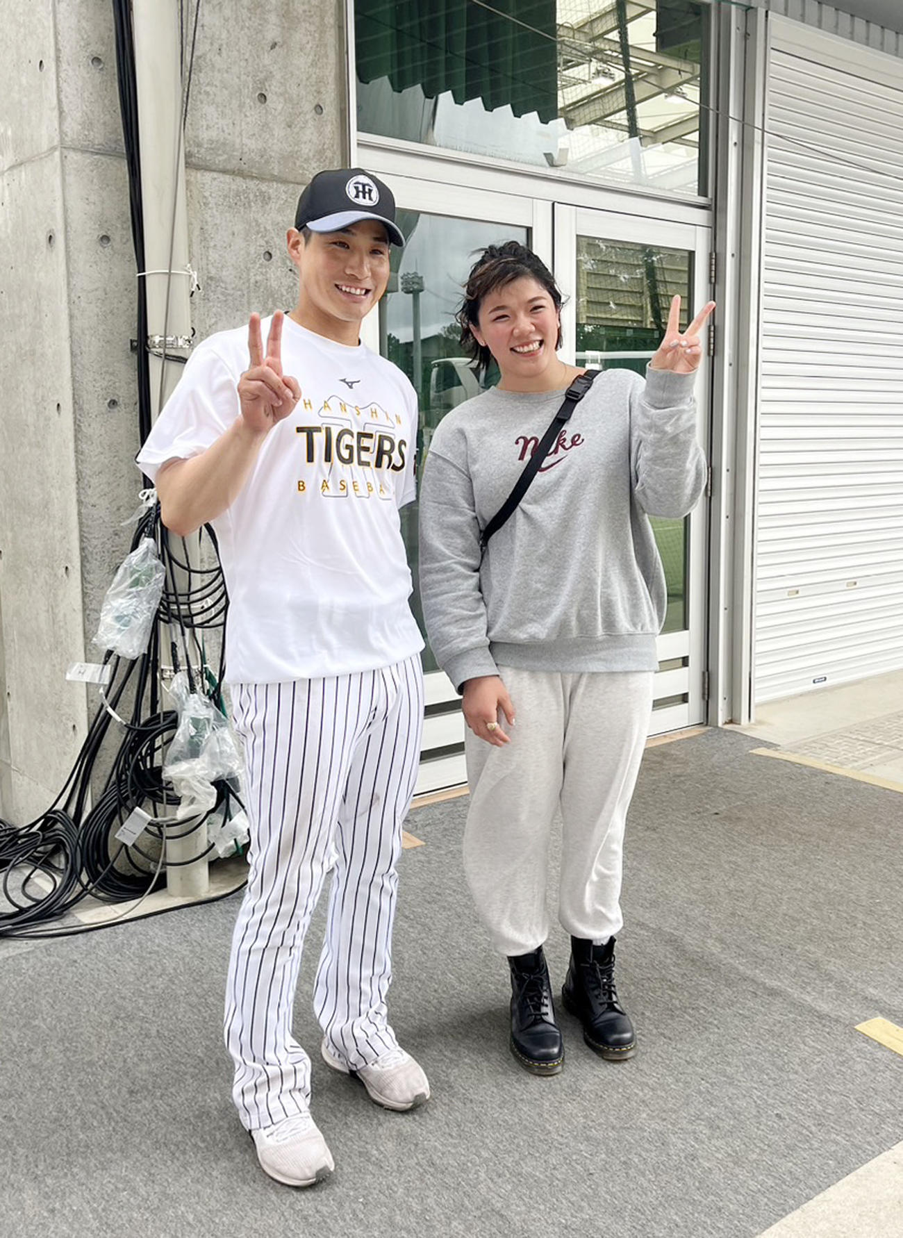 木浪（左）と記念写真に納まるレスリングの鏡（撮影・磯綾乃）