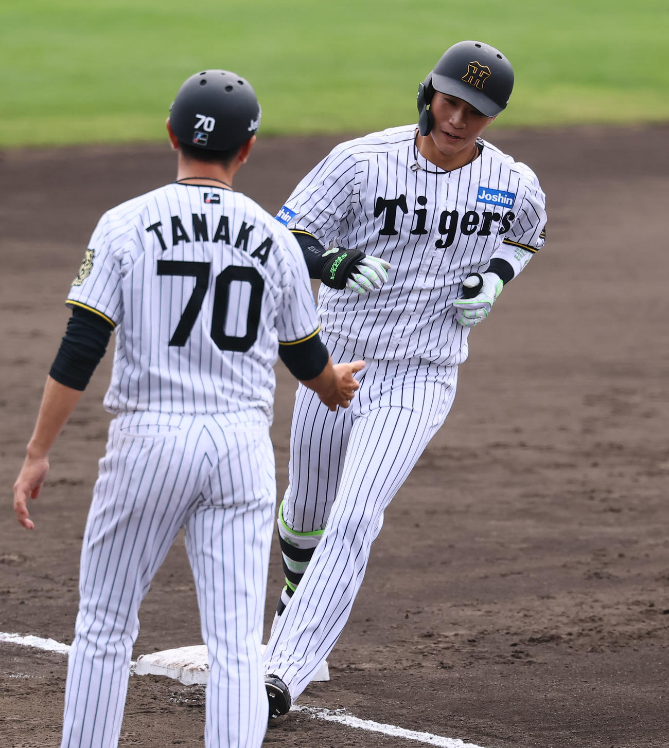 阪神対楽天　2回裏阪神無死、右越え本塁打を放ち三塁を回る木浪（撮影・藤尾明華）